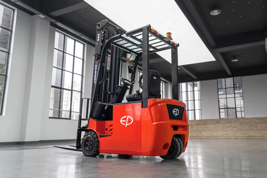CPD15TV8 electric forklift handling pallets in cold storage