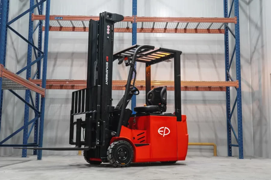 CPD15TV8 forklift operating in a refrigerated warehouse environment