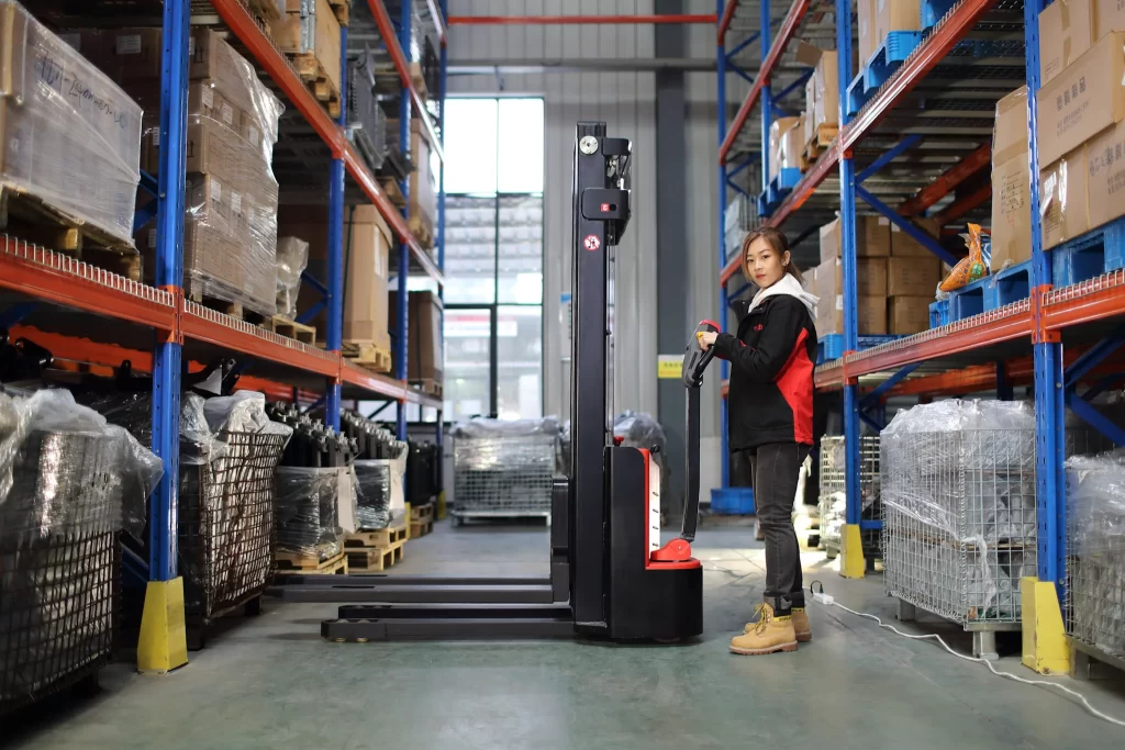 ES15-15ES stacker operating in a warehouse