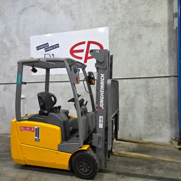 used Jungheinrich forklift with 3 stage mast and sideshift