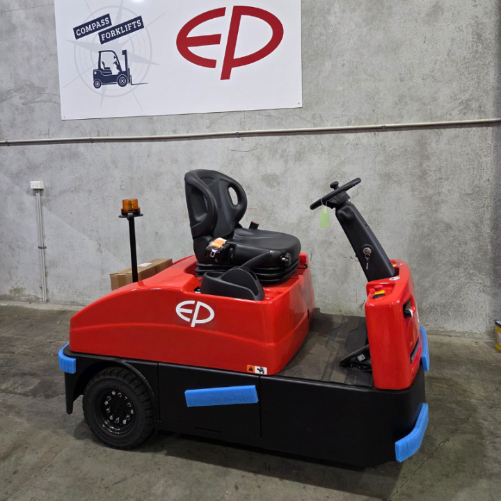 used EP QDD301 tow tractor front view in great condition